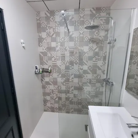 With Pool & Balcony Less Than 10min Walk To Playa Del Cura Torrevieja